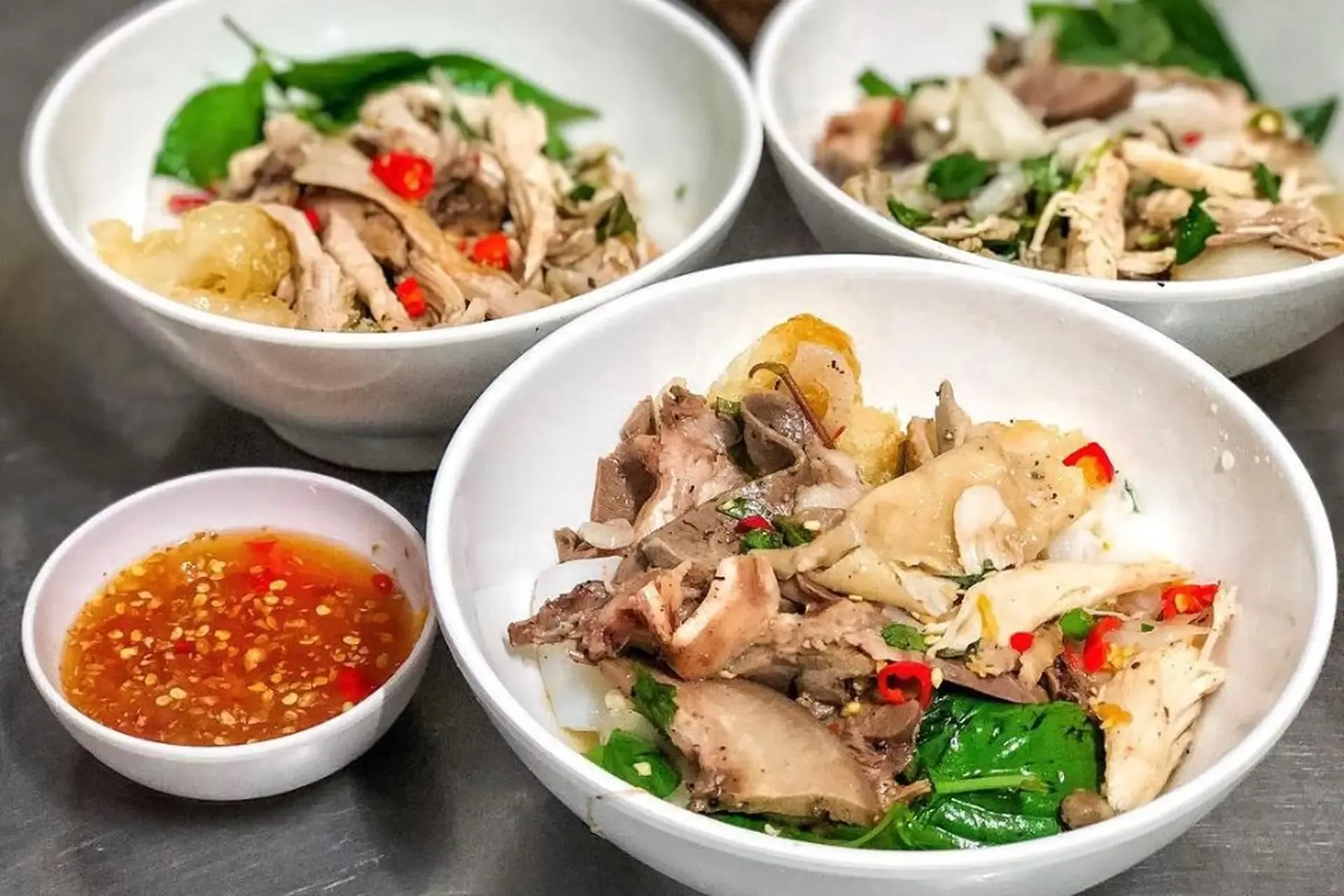 Bánh ướt lòng gà là món ăn yêu thích được người dân địa phương lựa chọn cho bữa sáng