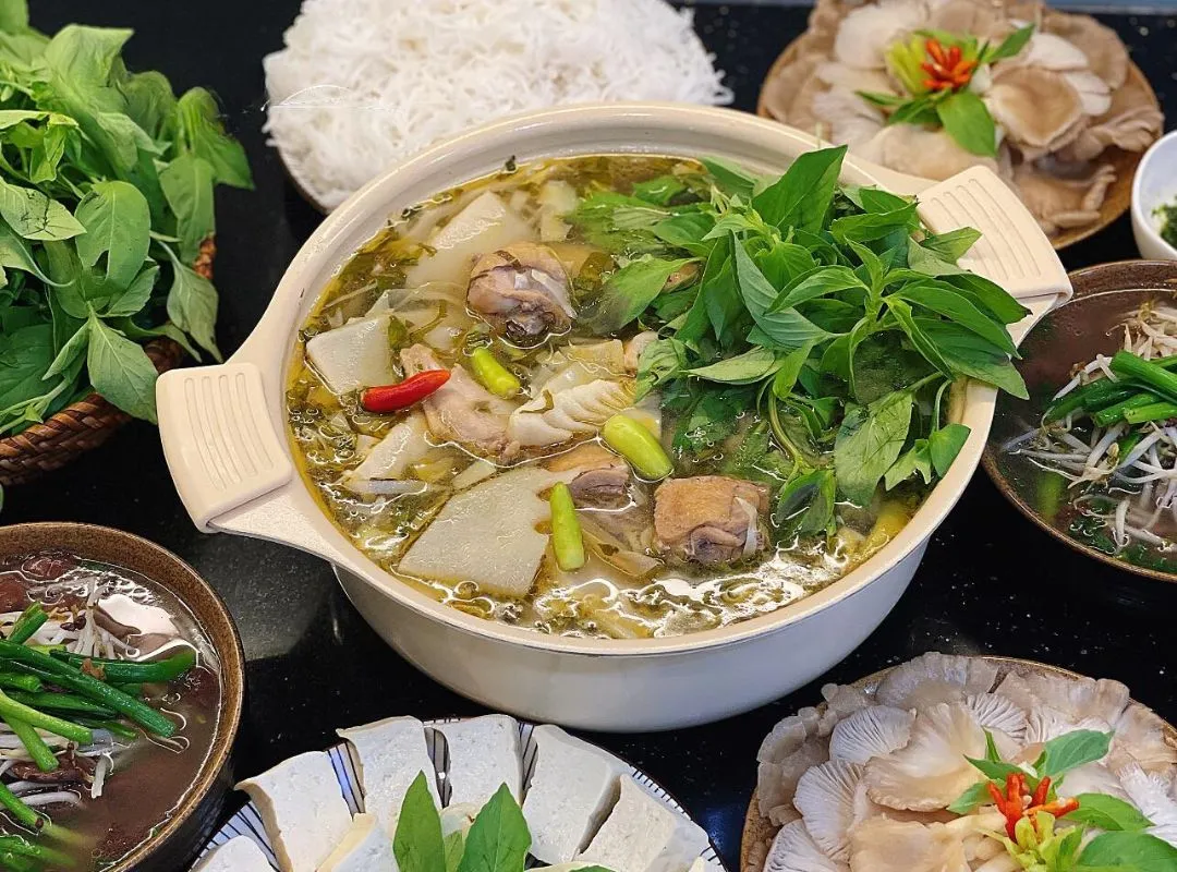 Còn gì bằng thưởng thức nồi lẩu gà lá é trong thời tiết se lạnh của Đà Lạt