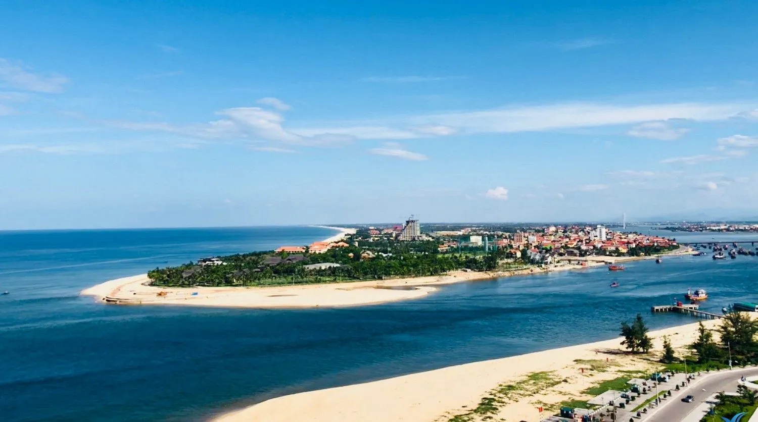 Vẻ đẹp hoang sơ của biển Nhật Lệ giữa Đồng Hới