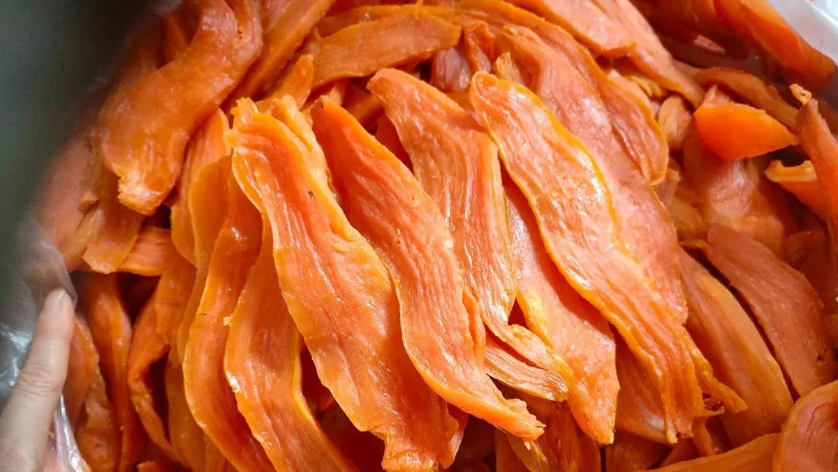 Khoai deo là đặc sản được nhiều người chọn làm quà mang về