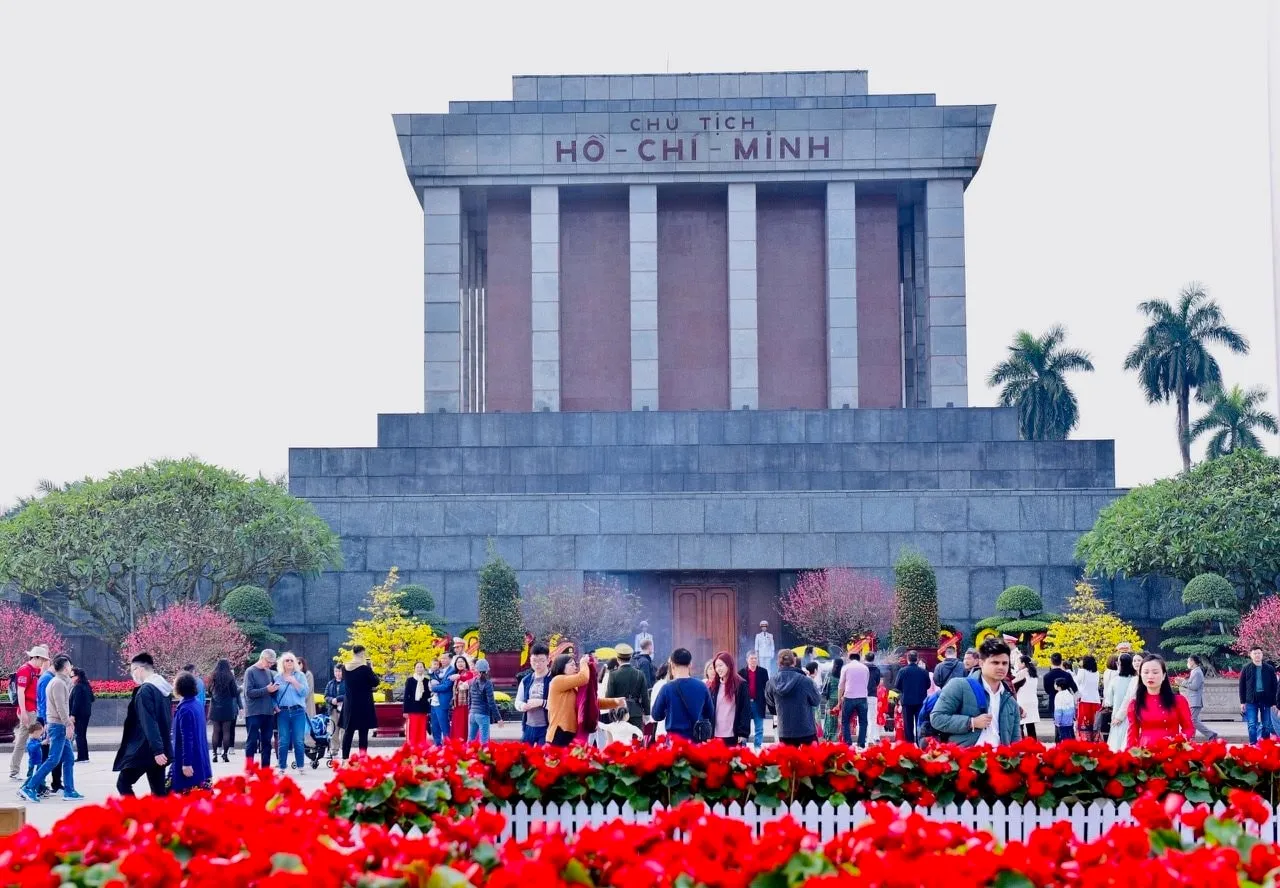 Lăng Bác được hàng ngàn người ghé thăm kính viếng vào dịp Tết