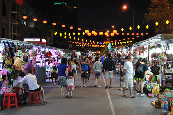 Khung cảnh náo nhiệt tại chợ đêm Nha Trang