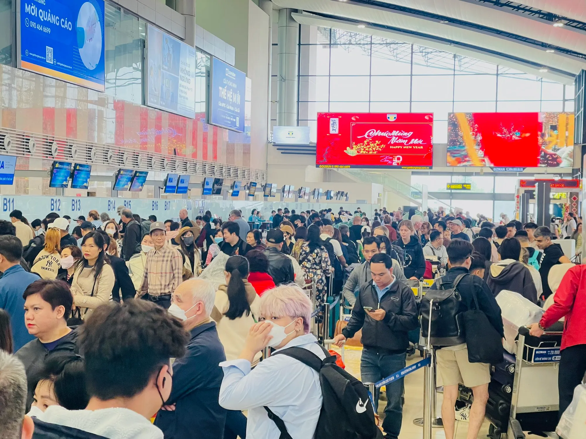 Sân bay Nội Bài vào dịp Tết đông nghẹt người di chuyển