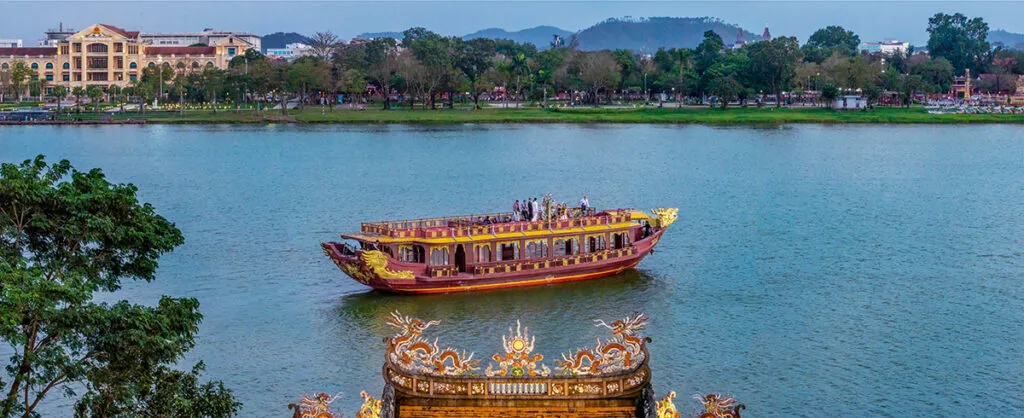 Đi thuyền Rồng trên sông Hương là một hoạt động trải nghiệm thú vị