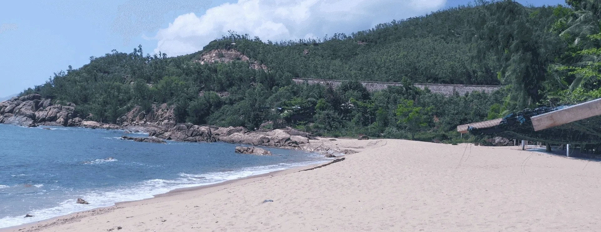 Biển Rạng được biết đến với vẻ đẹp hoang sơ, yên bình cho những trải nghiệm nhẹ nhàng