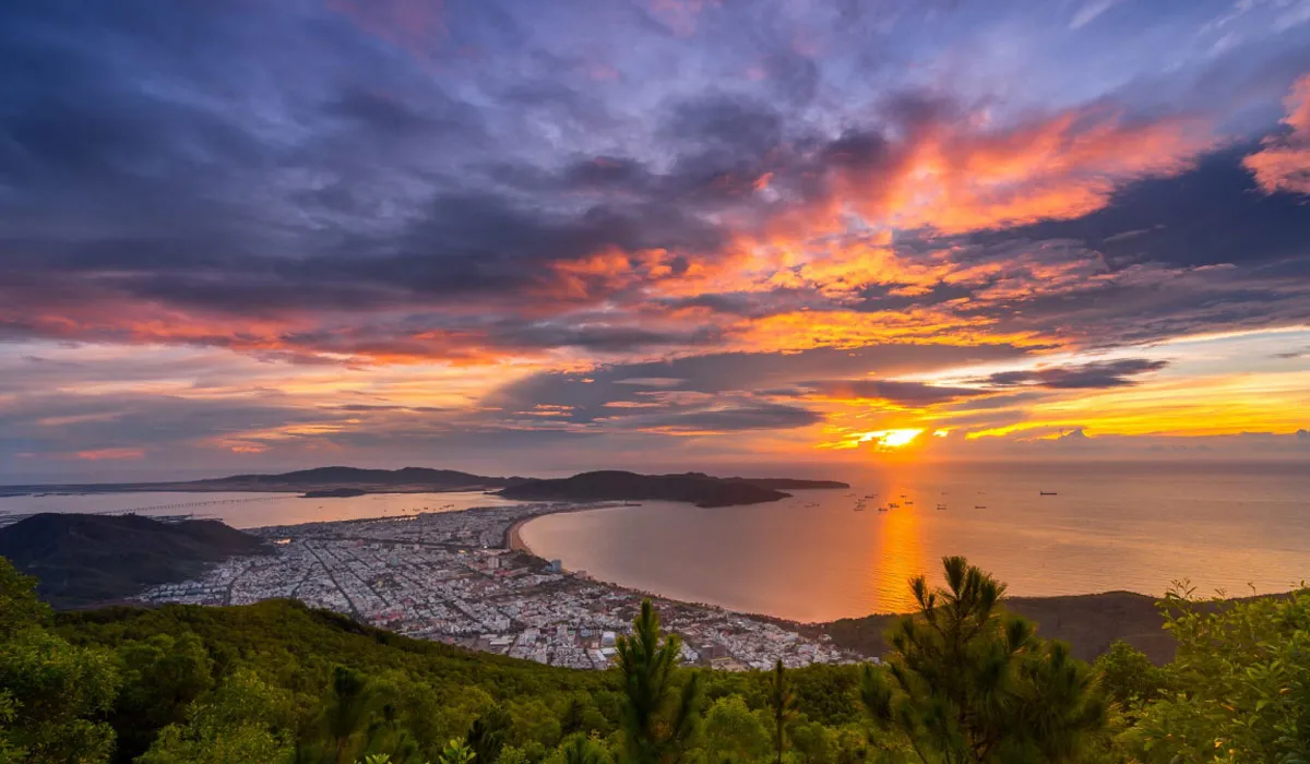 Bạn nên ghé thăm Quy Nhơn và mùa khô để cảm nhận hết vẻ đẹp của nơi đây