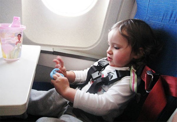 Trẻ sơ sinh đi máy bay cần giấy tờ gì, chuẩn bị ra sao 