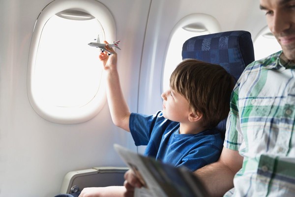 Trẻ em đi máy bay cần giấy tờ gì