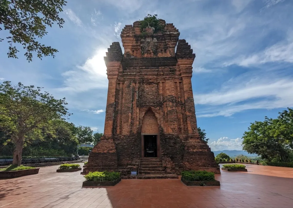 Vẻ đẹp của chứng tích lịch sử tồn tại lâu đời của Tháp Nhạn