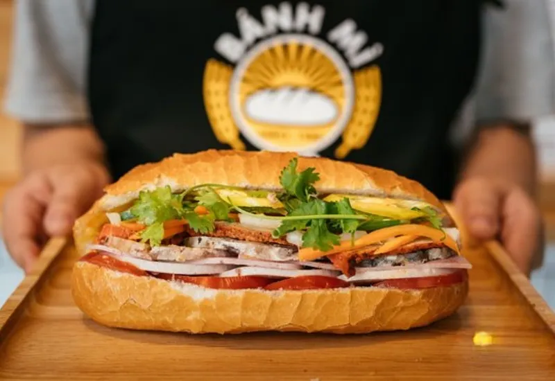 Bánh mì Sài Gòn là ẩm thực đặc trưng nổi tiếng thu hút cả du khách trong và ngoài nước