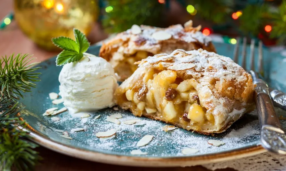 Apfelstrudel là bánh Táo cuộn nghệ thuật của Áo