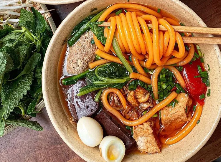 Bún đỏ gây tò mà với sợi bún to màu đỏ với nước dùng ngọt thanh đặc biệt