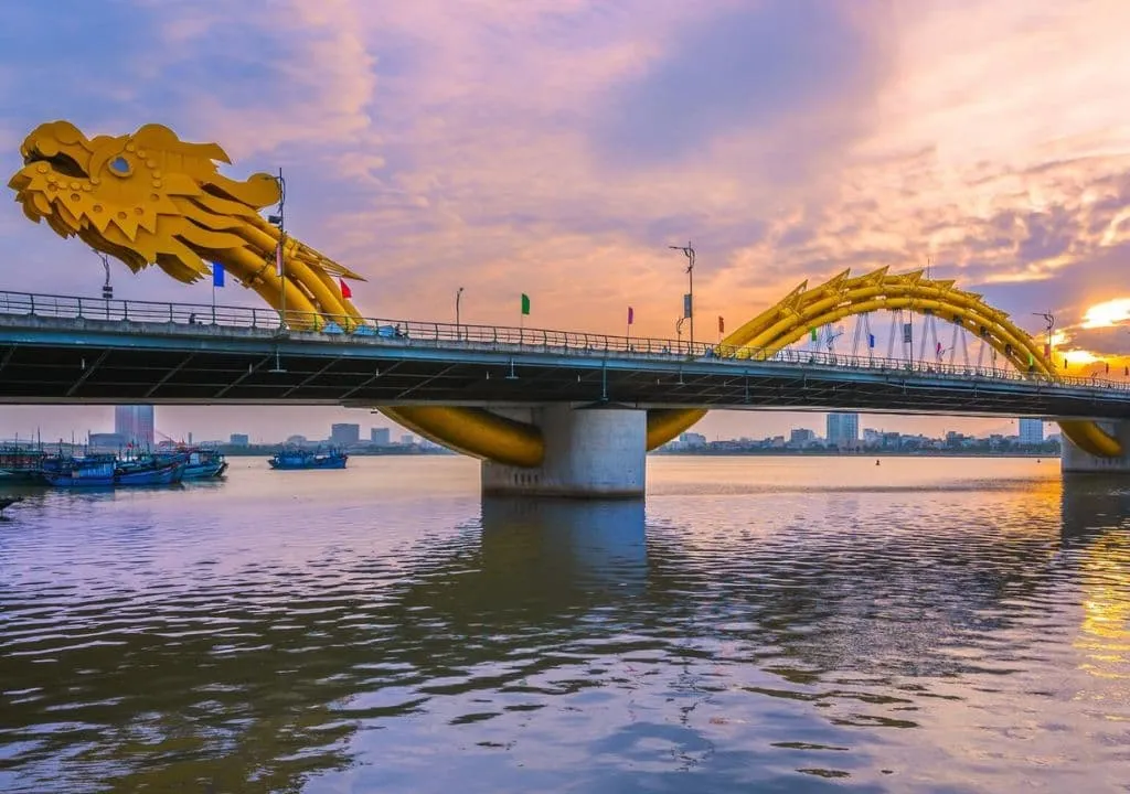 Cầu Rồng là một trong những cây cầu biểu tượng của Đà Nẵng