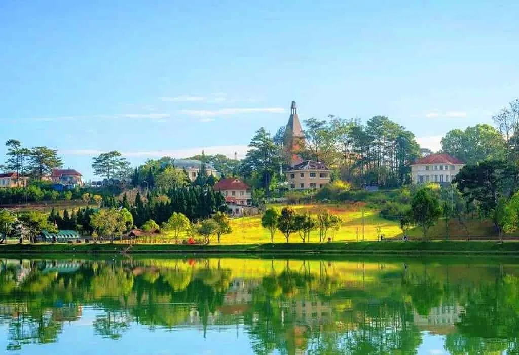 Hồ Xuân Hương là biểu tượng nổi tiếng của thành phố mộng mơ này