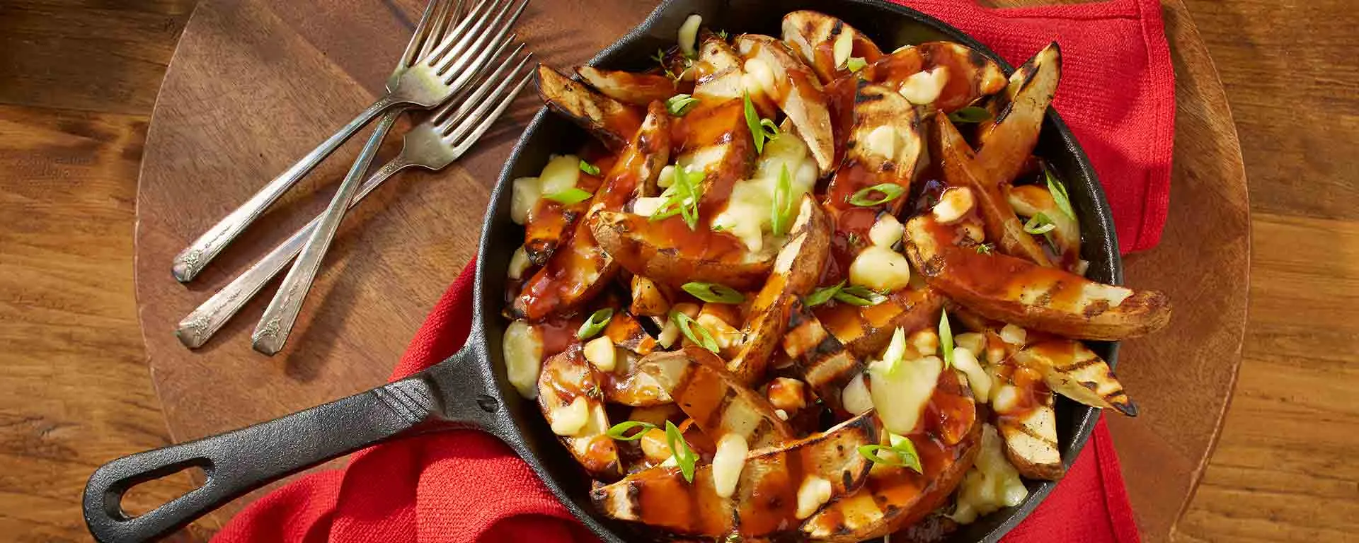 Poutine nổi tiếng là món ăn biểu tượng của Canada