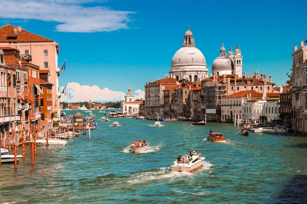 Vé máy bay đi Ý và cẩm nang khám phá xứ sở hình chiếc ủng