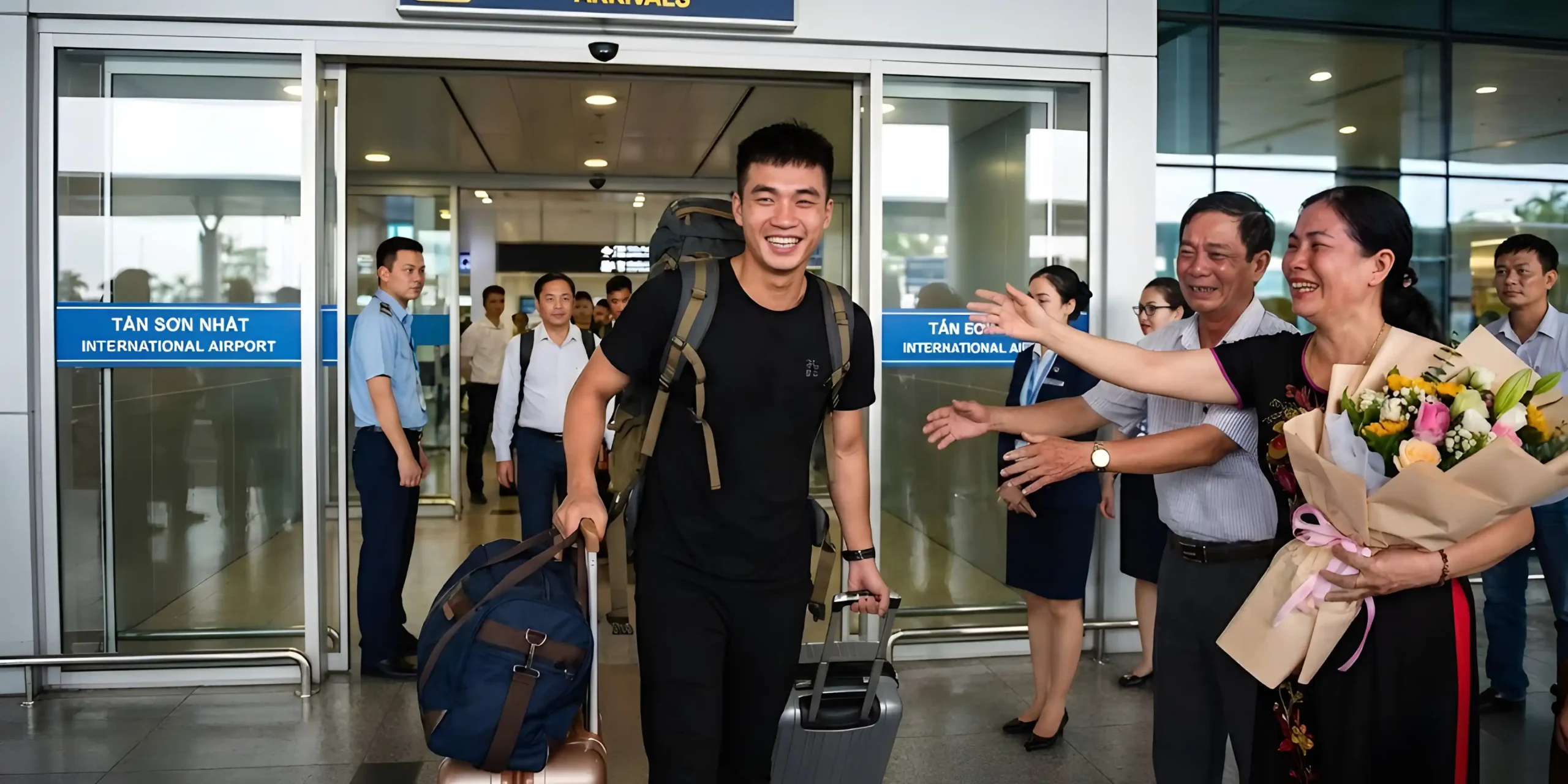 Chào đón bạn là vẻ mặt hạnh phúc của ba mẹ khi con trở về quay quần bên gia đình