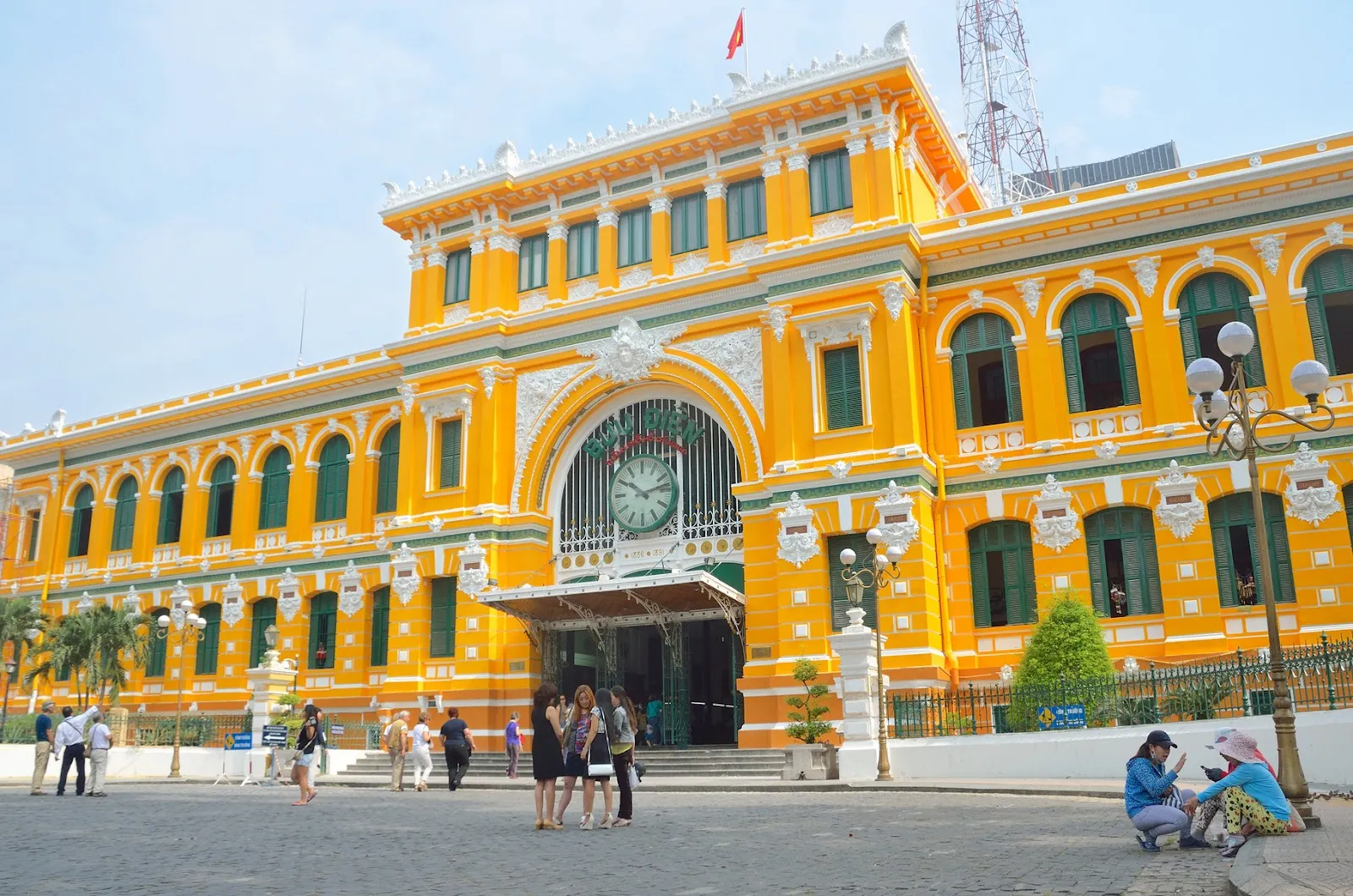 Bưu điện thành phố với kiến trúc cổ điển độc đáo, thu hút đông đảo khách du lịch đến check in