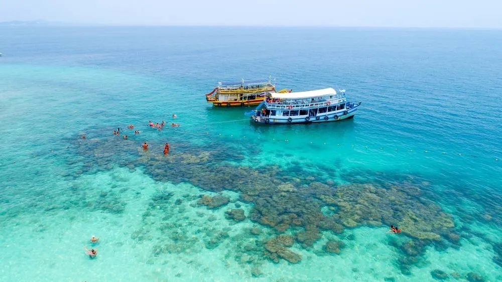 Đảo hòn mun trong veo, phù hợp với những hoạt động lặn ngắm san hô