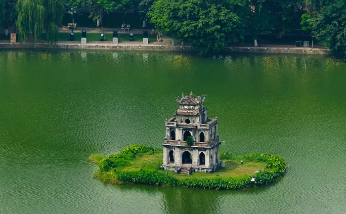 Hồ Gươm hay được gọi là hồ Hoàn Kiếm, là biểu tượng đặc trưng của Thủ Đô