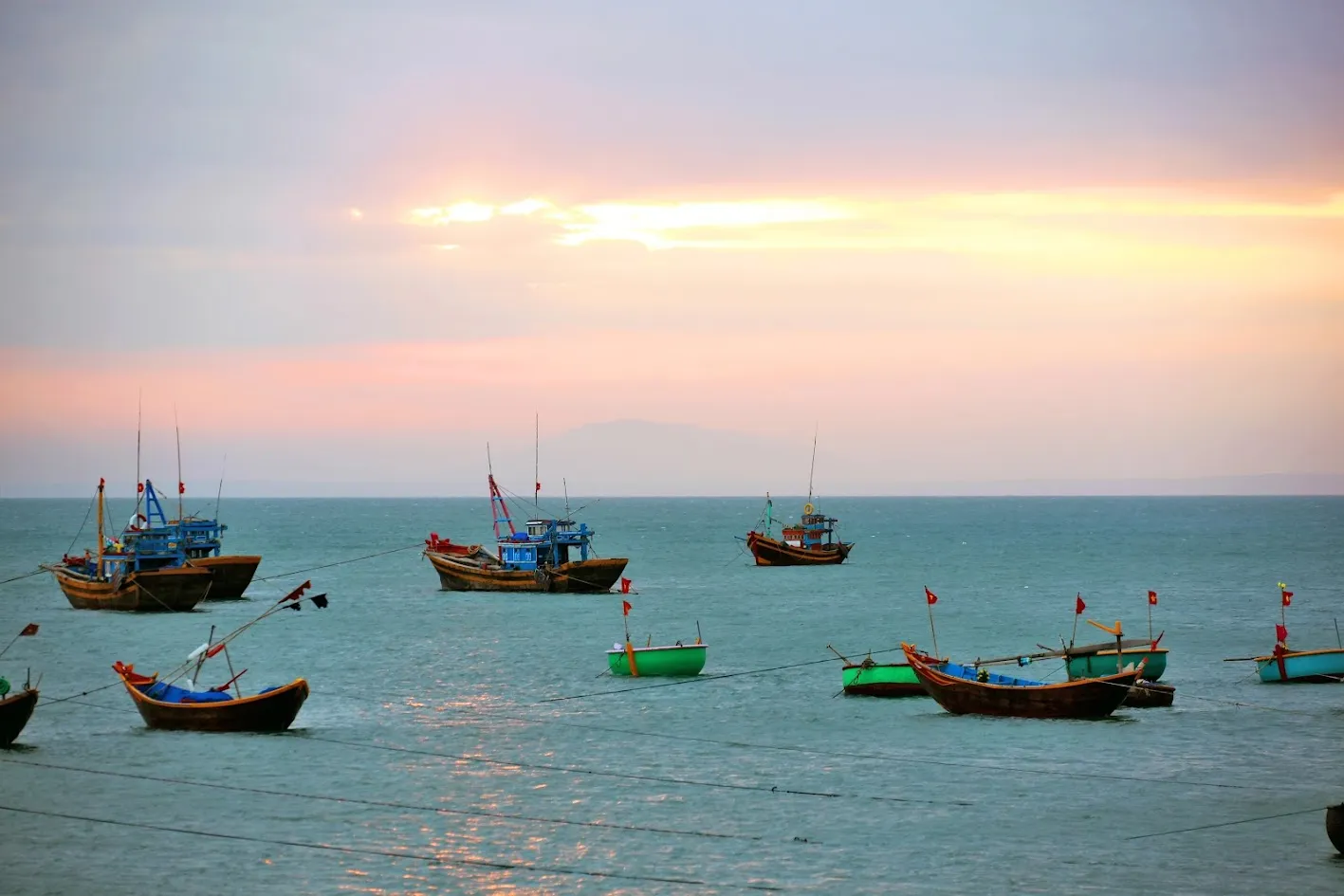 Khu làng chài Hàm Ninh nổi bật với vẻ đẹp yên bình, thân thuộc của người dân nơi đây