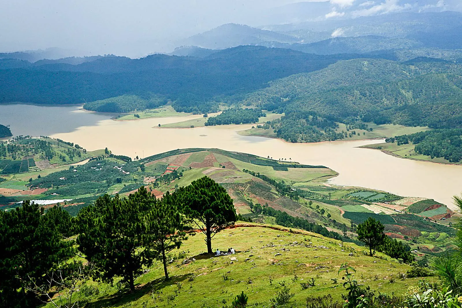 Nhìn từ đỉnh LangBiang ngắm trọn thành phố sương mù