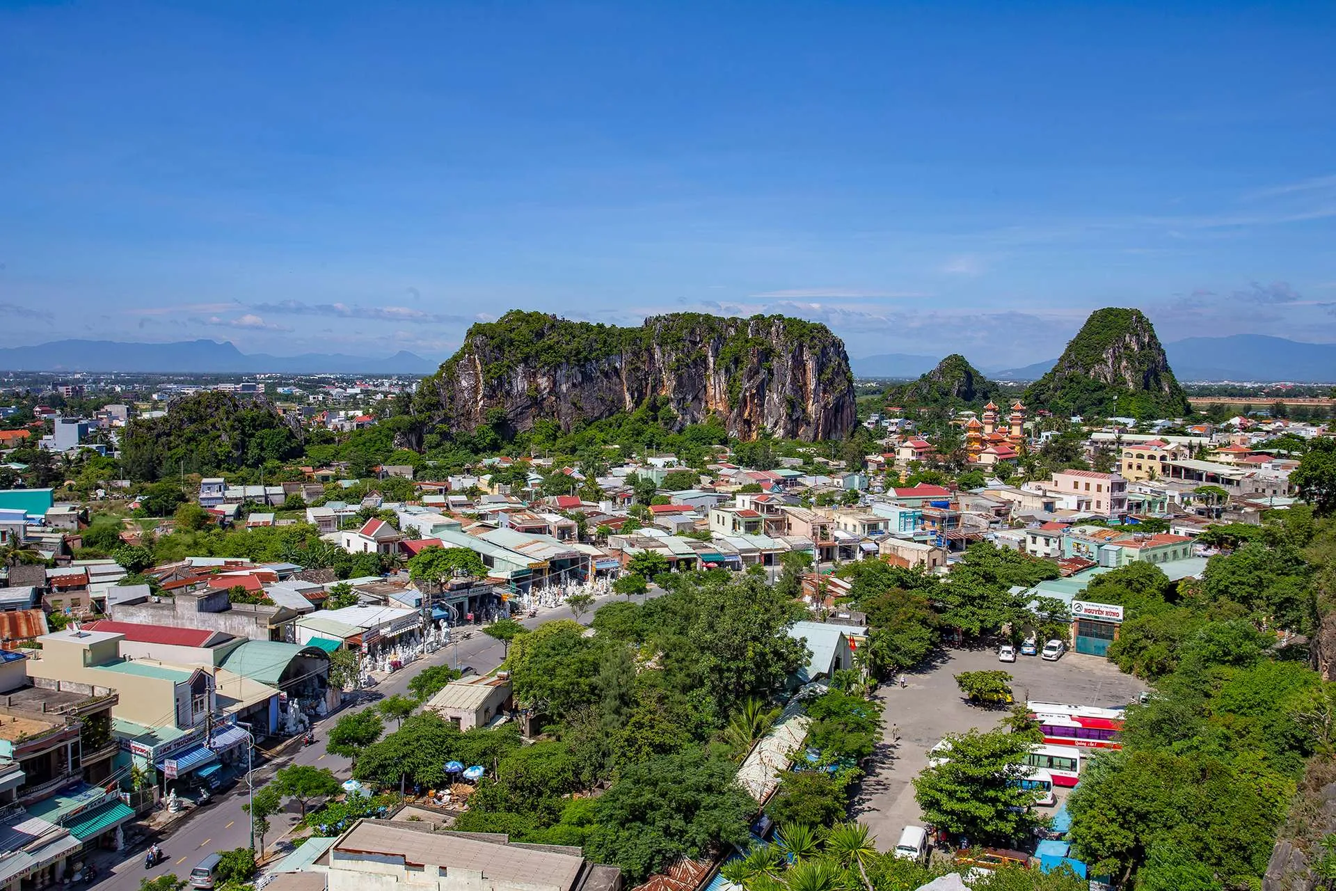Ngũ Hành Sơn là ngọn núi linh thiêng được nhiều người lựa chọn để cầu an may mắn