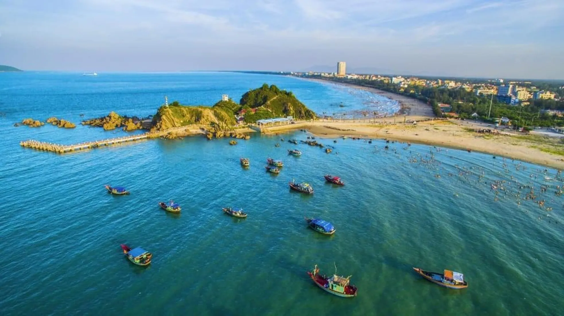 Du lịch Vinh vào mùa hè với thời tiết tuyệt vời và nước biển xanh ngát