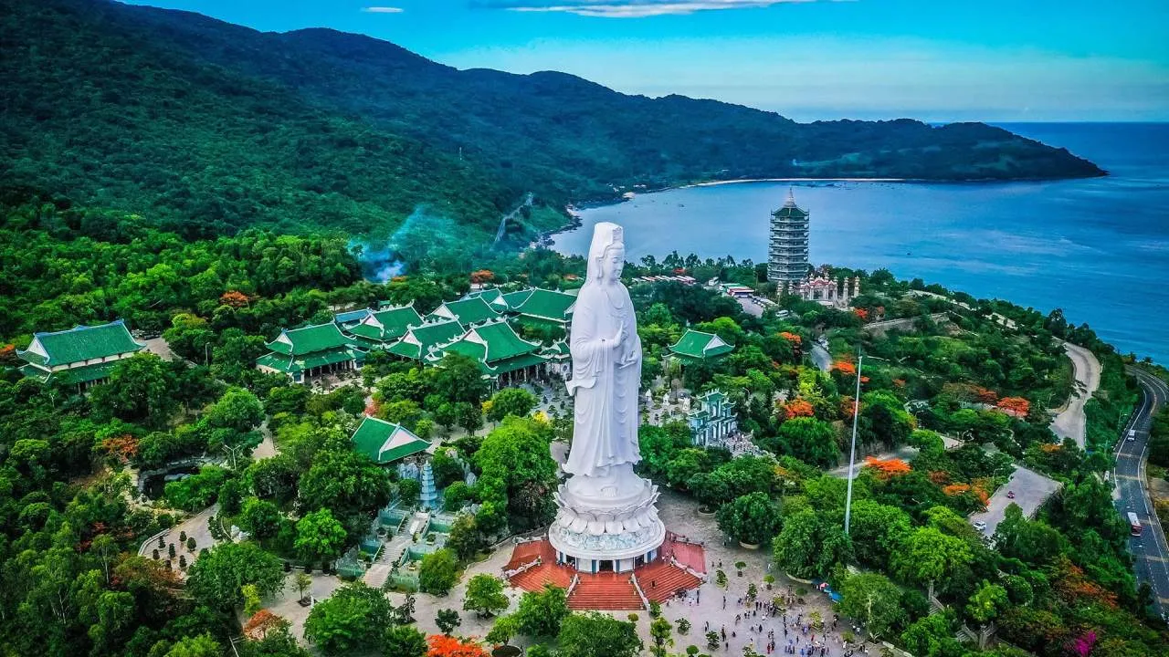 Bán đảo Sơn Trà được xem như viên ngọc quý giữa lòng Đà Nẵng