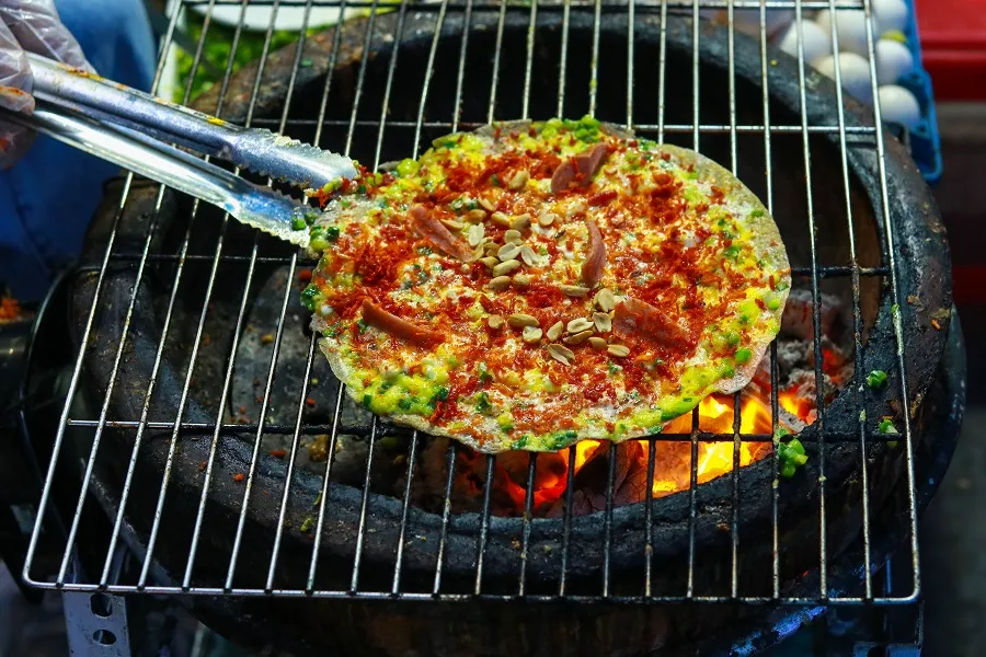 Còn gì tuyệt vời hơn thưởng thức một cái bánh tráng nướng trong tiết trời se lạnh