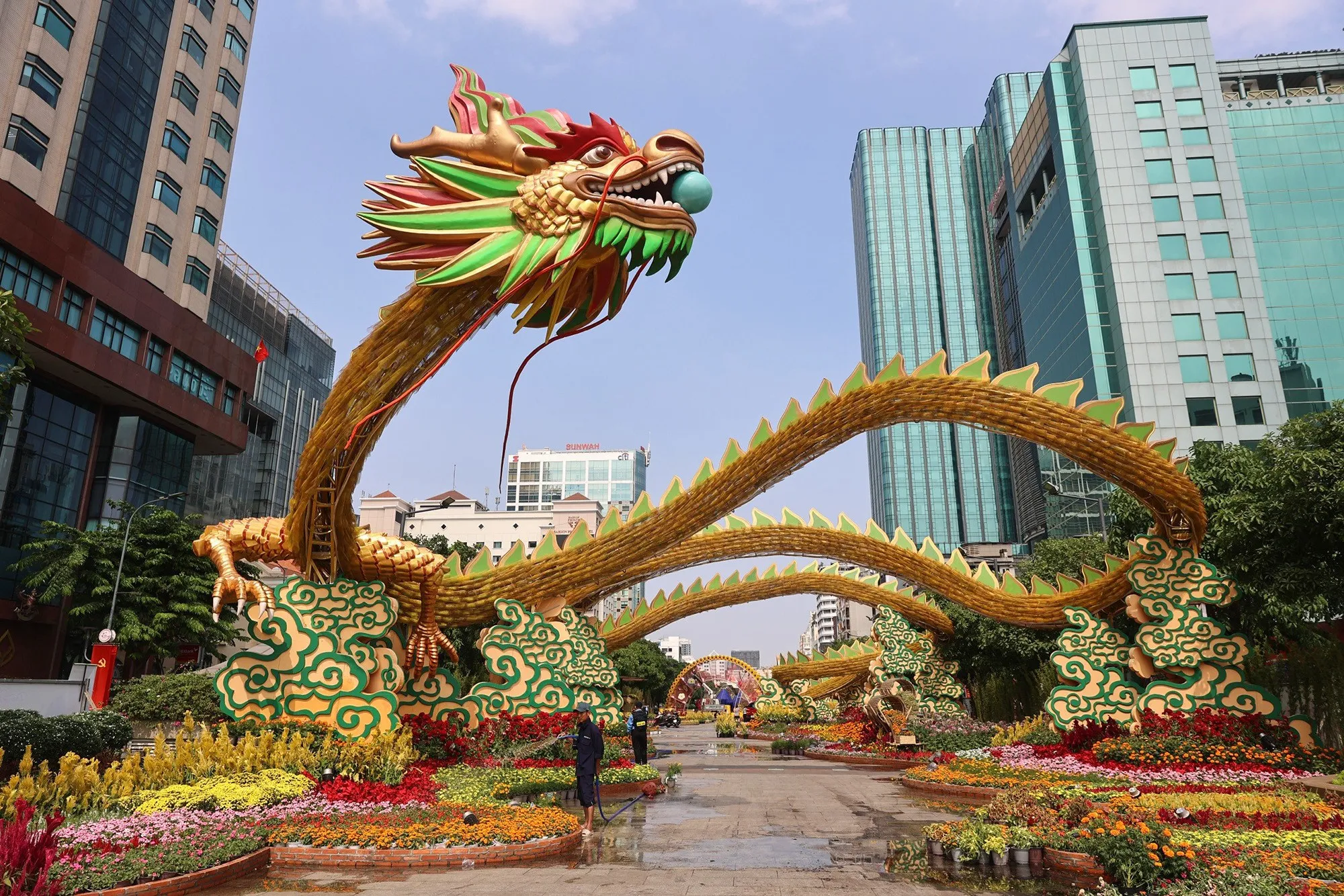 Rực rỡ màu sắc tại đường hoa Nguyễn Huệ được trang trí kì công