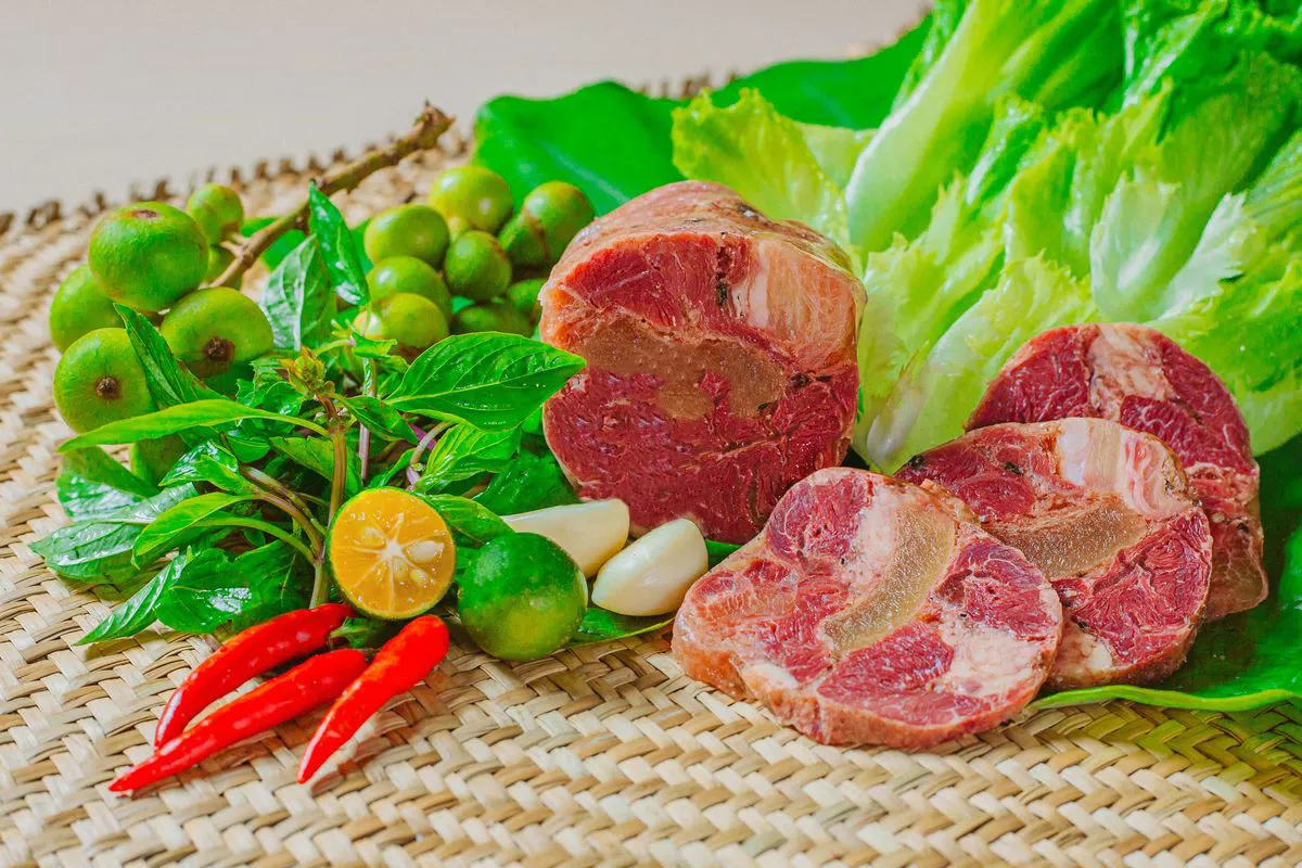 Giò me là đặc sản được nhiều người lựa chọn làm quà biếu tặng khi đến Vinh - Nghê An