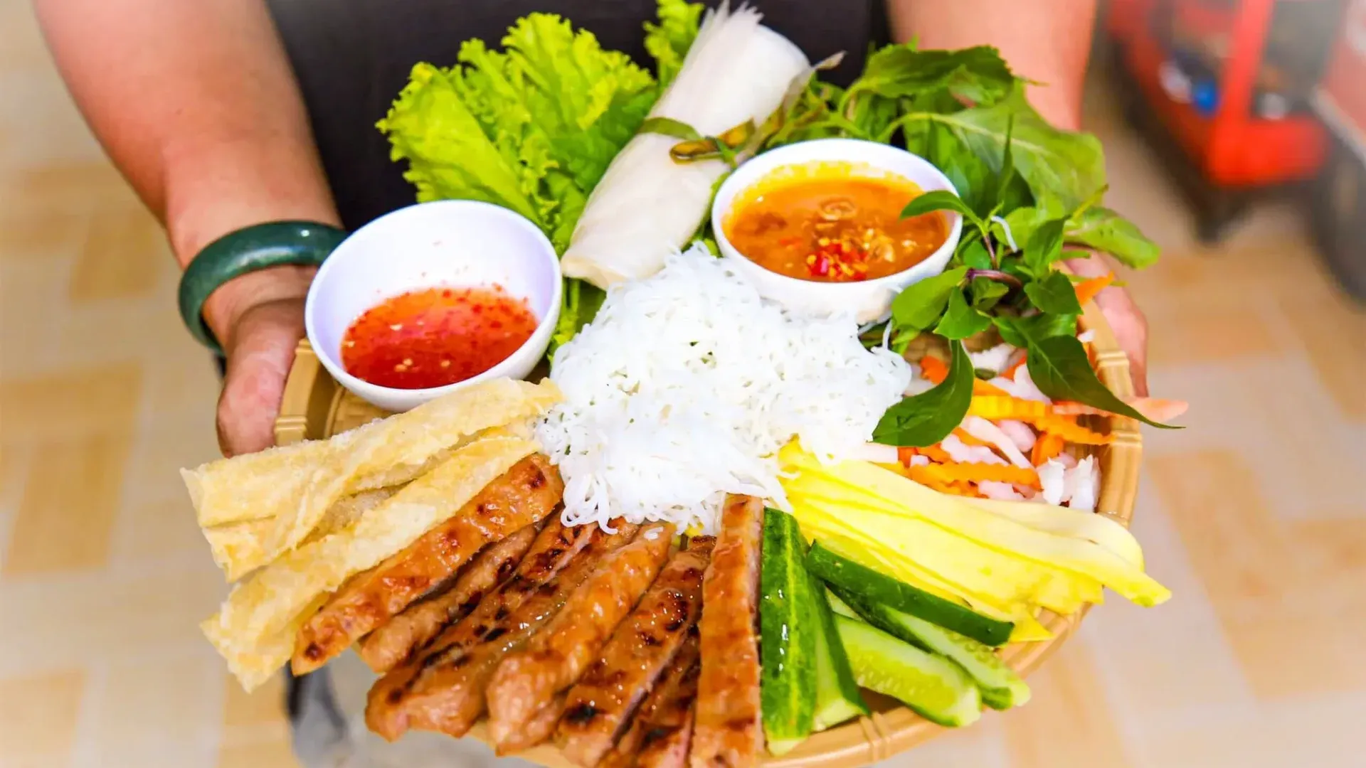 Nem nướng được du khách ưa thích với hương vị quê hương đặc trưng