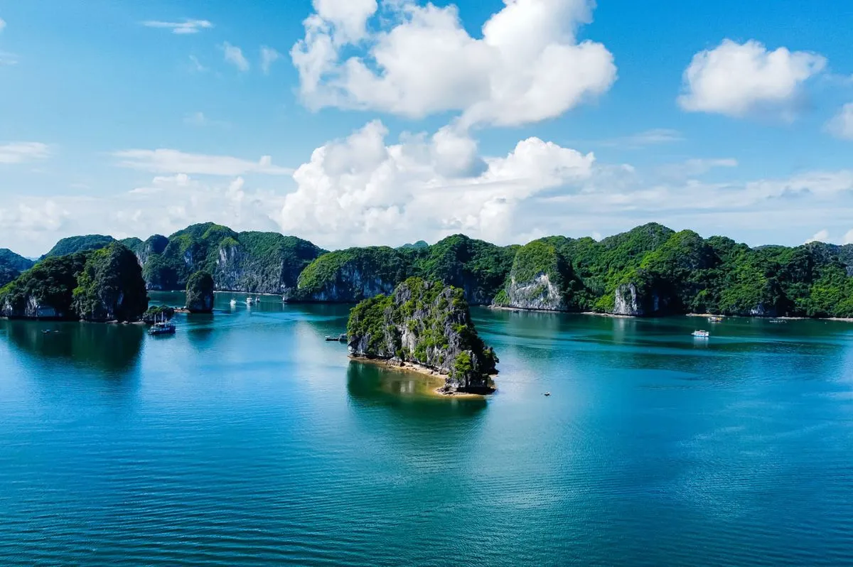 Vịnh Lan Hạ với những hang động kỳ vĩ tuyệt đẹp