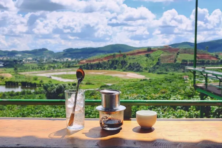 Thưởng thức một ly cà phê đậm vị và ngắm phong cảnh núi rừng Tây Nguyên