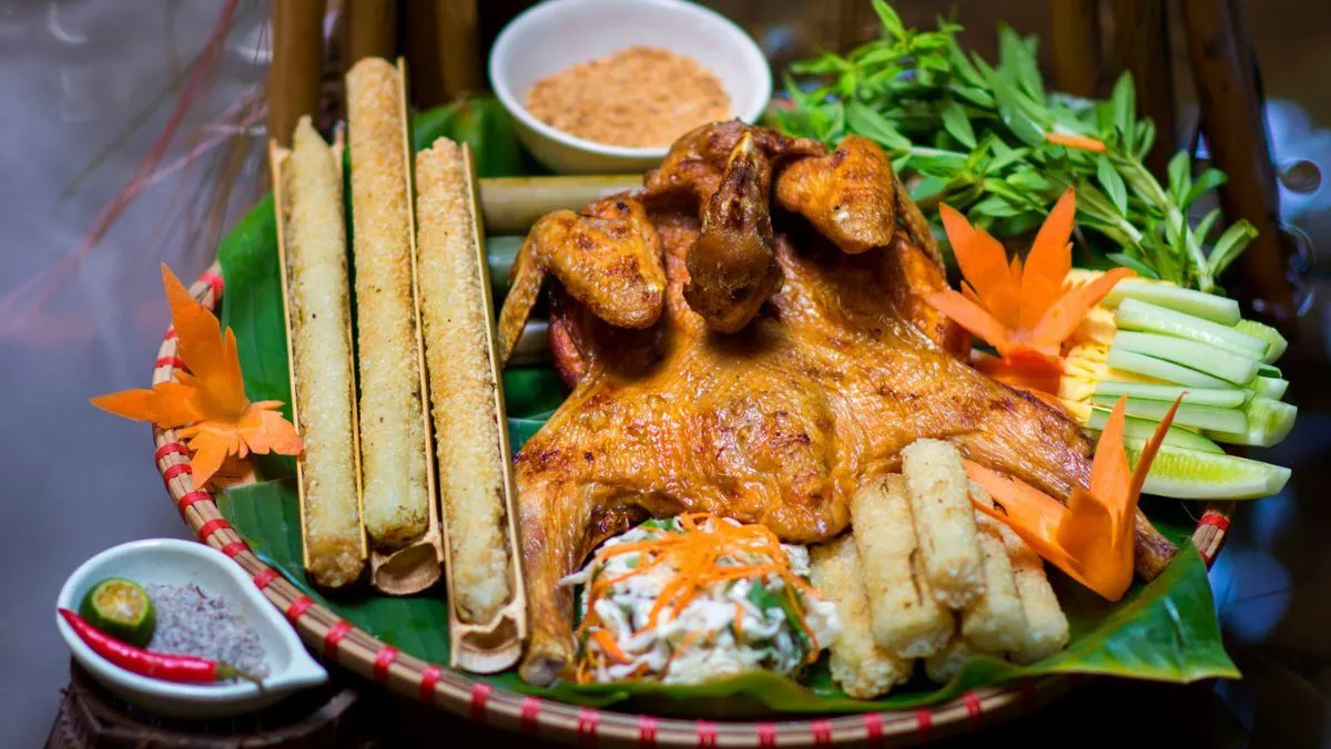 Gà nướng cơm lam là món ăn đậm chất văn hóa của người dân địa phương nơi đây