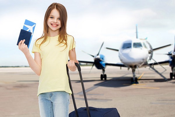 Trẻ em đi máy bay cần giấy tờ gì và chuẩn bị ra sao
