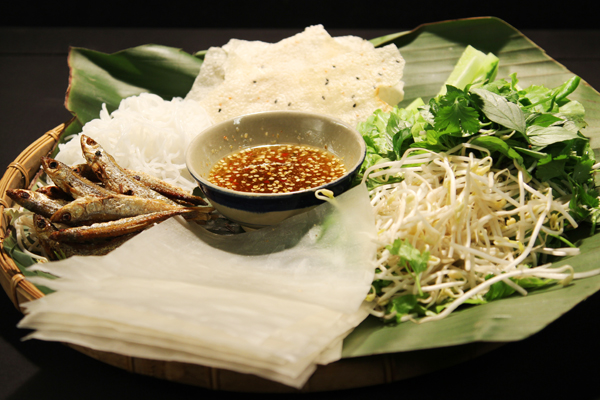 Cá mương cuốn rau rừng
