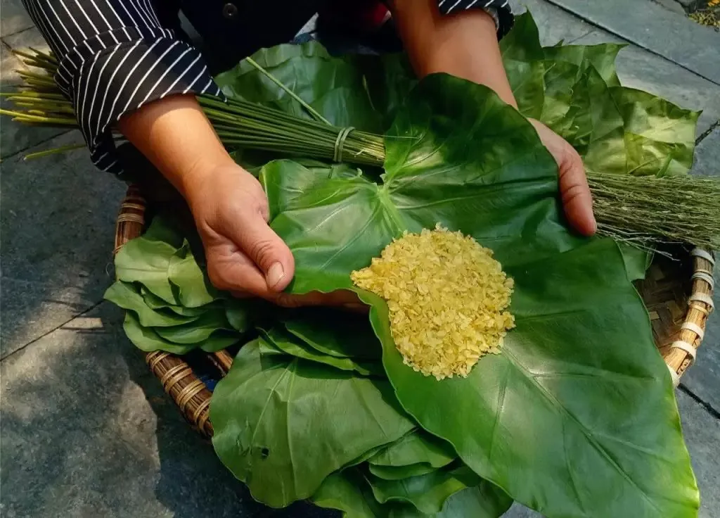 Thưởng thức bó xôi cốm cùng cái se lạnh của mùa thu Hà Nội là cảm giác tuyệt vời