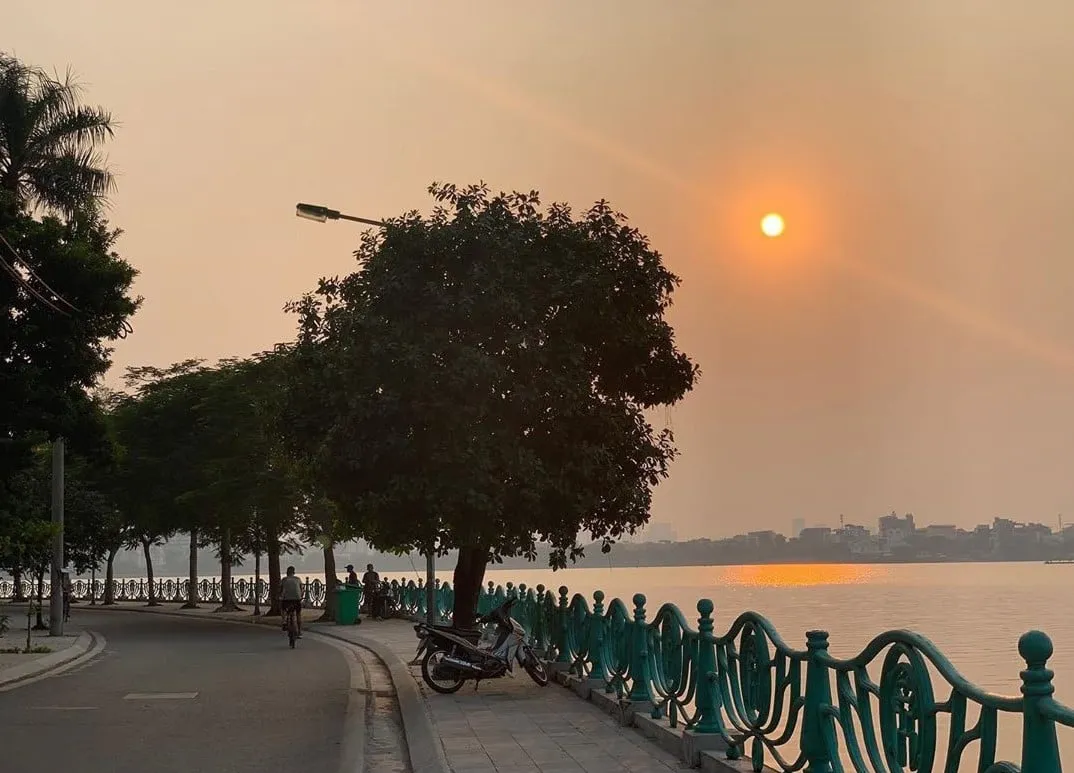 Hồ Tây là địa điểm ngắm hoàng hôn cực đẹp mỗi buổi chiều xuống