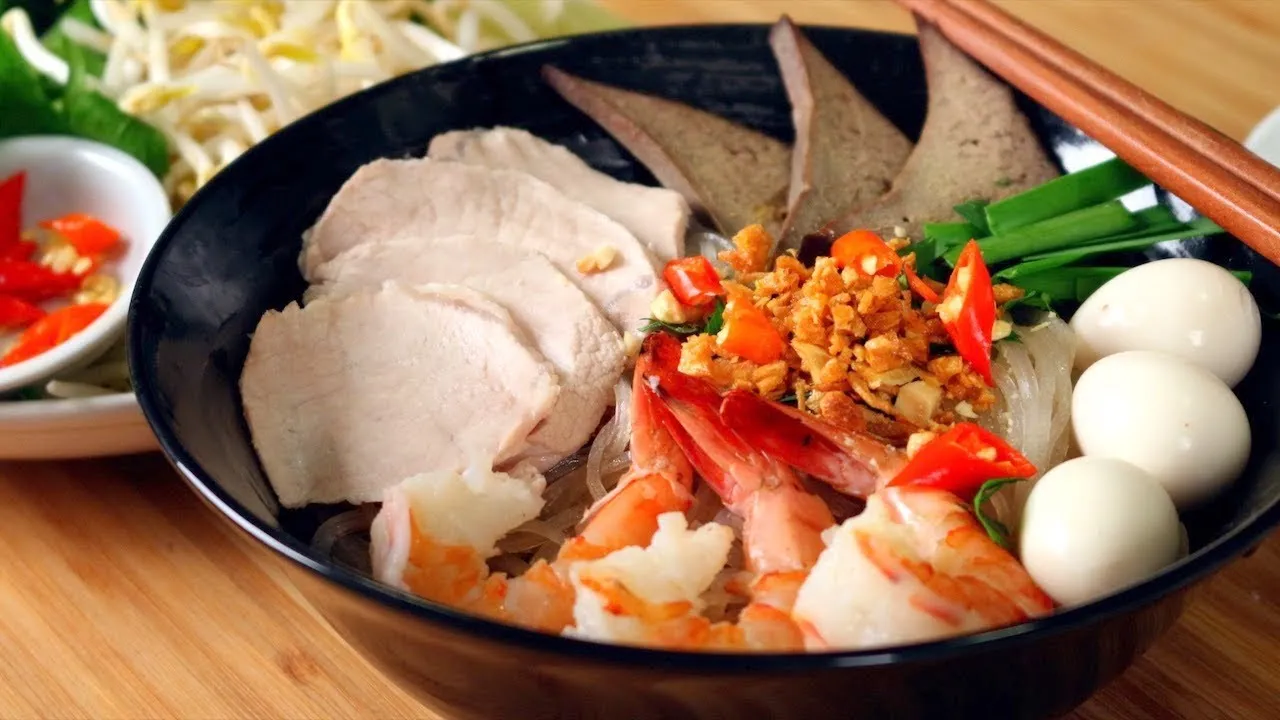 Hủ tiếu Nam Vang với nước dùng ngọt thanh cùng với topping chất lượng