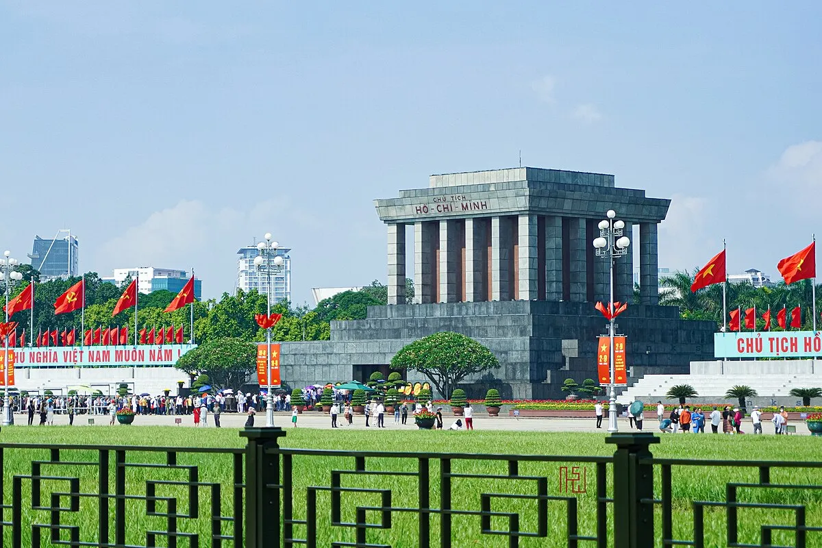 Lăng Bác là địa điểm linh thiêng mà mỗi người con Việt Nam nhất định phải ghé một lần