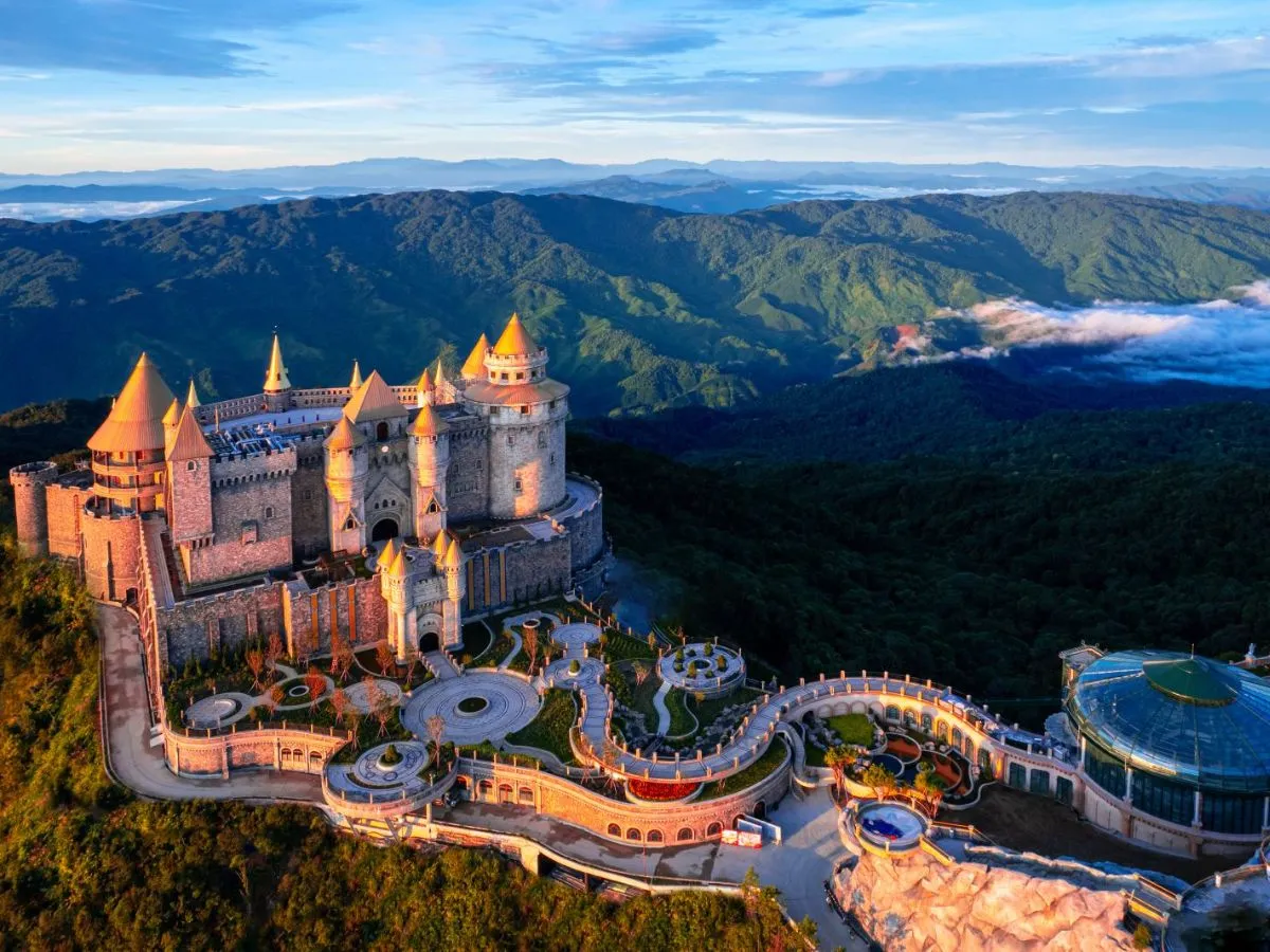 Bà Nà Hills tựa như lâu đài cổ tích giữa rừng núi hùng vĩ