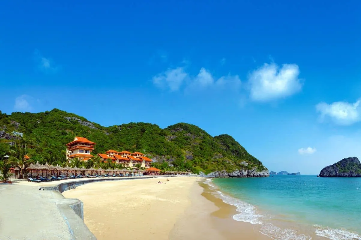 Tận hưởng vẻ đẹp yên bình của bãi biển Đồ Sơn