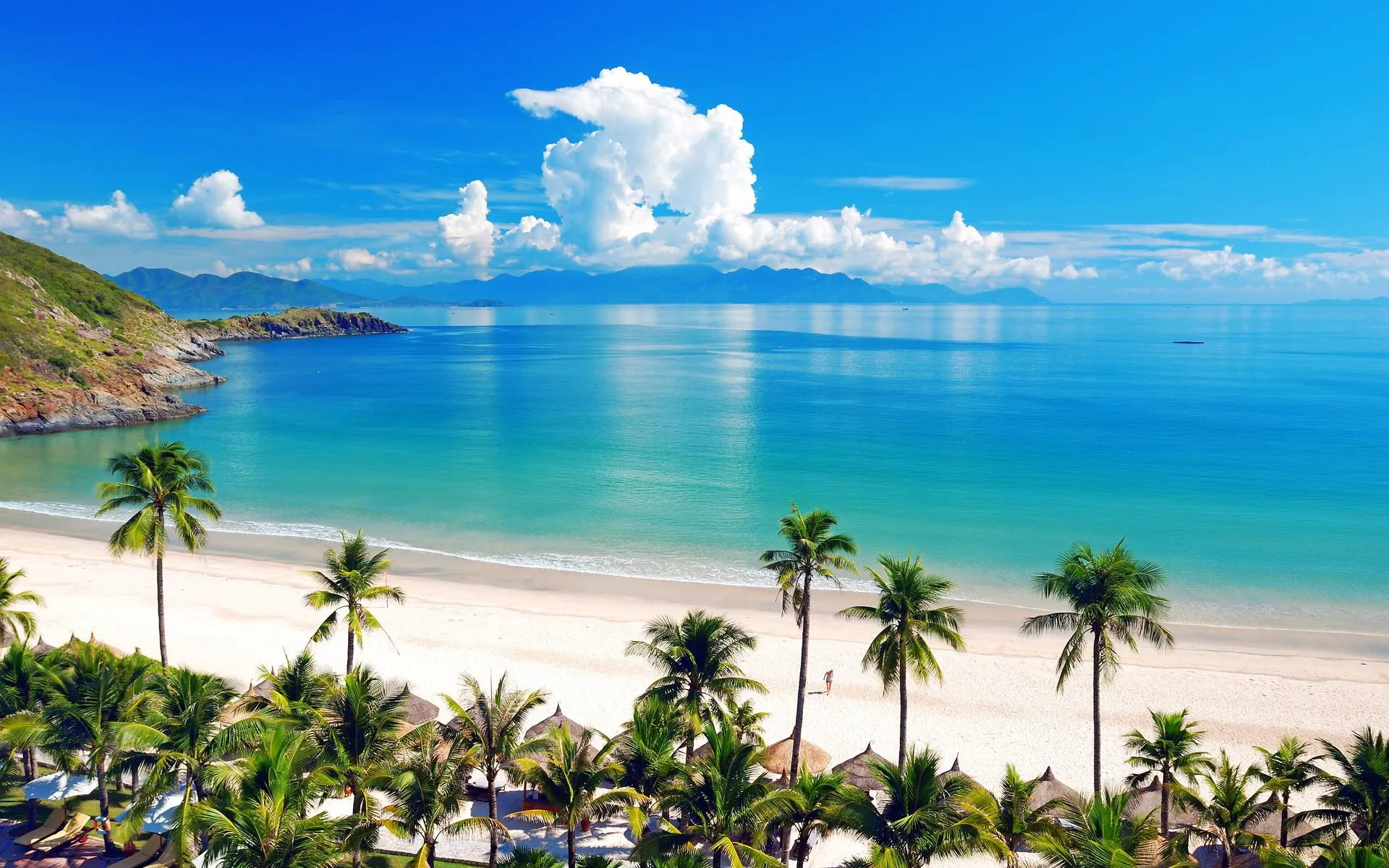 BIển Nha Trang được nhiều du khách ghé thăm với nước biển xanh biếc nhẹ nhàng