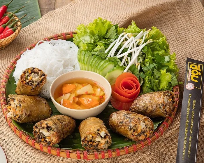 Nem cua bể là đặc sản nổi tiếng với hương vị độc lạ
