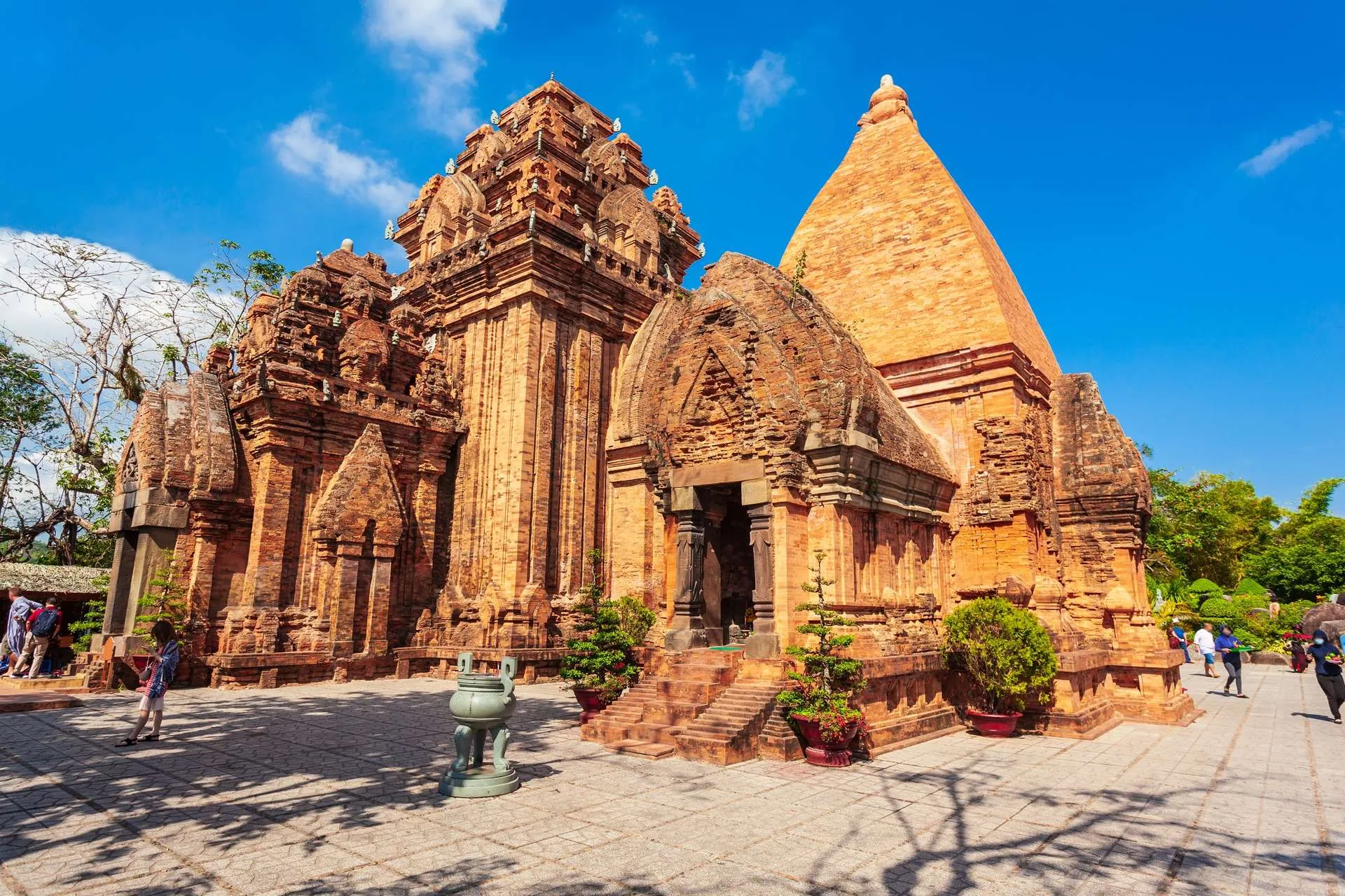 Tháp bà Ponagar với thiết kế cổ điển độc đáo thu hút khách du lịch